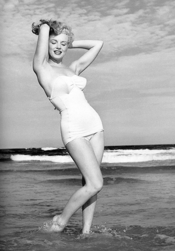 Marilyn_Monroe_1949_Beach_Photoshoot_022-673x965.jpg