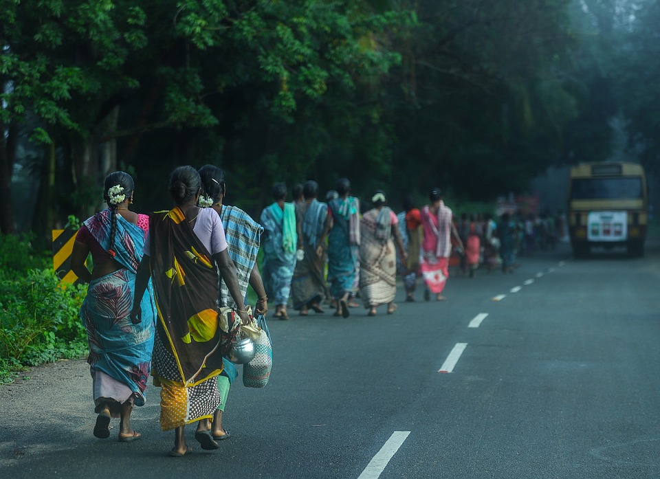 印度人们走在马路上
