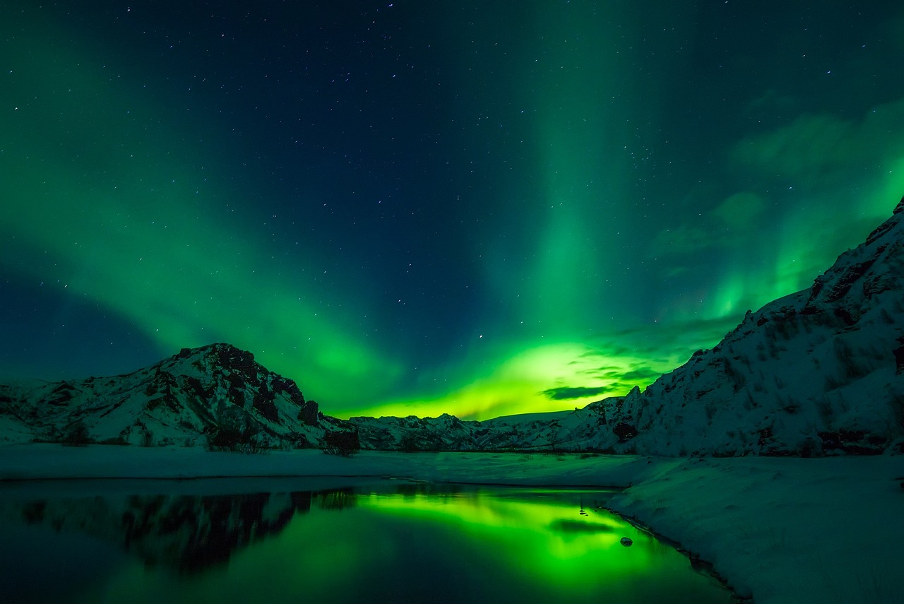 夜晚冰岛天空的绿色北极光