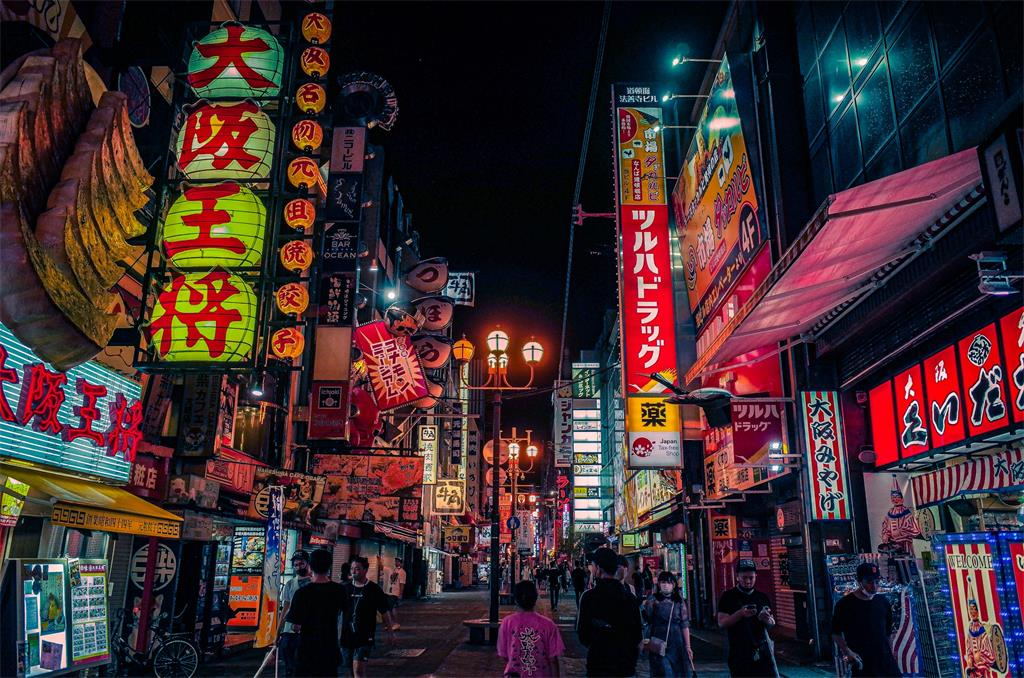 日本小商业步行街夜景