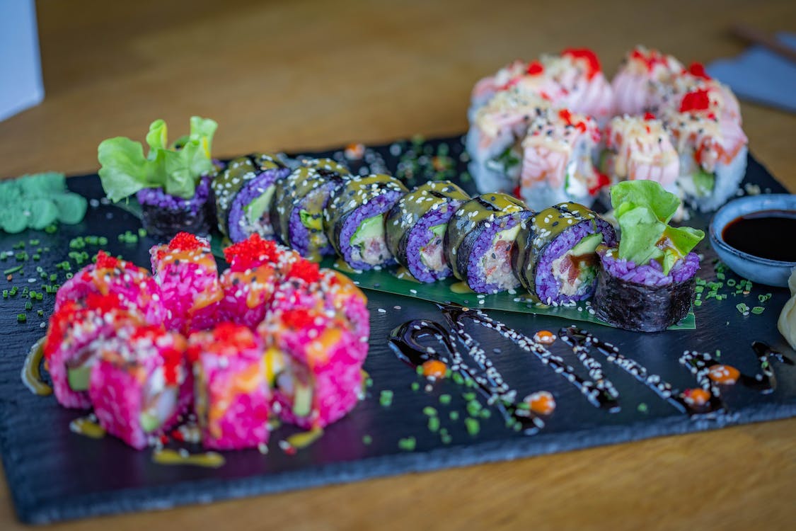 红色与紫色的寿司摆在盘子里