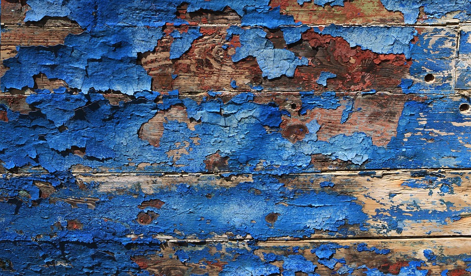 蓝色油漆脱落的老木头板